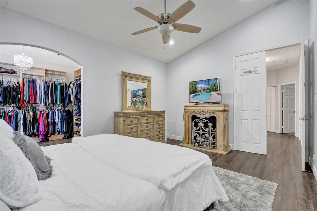 Recently Sold: $1,445,000 (6 beds, 3 baths, 2896 Square Feet)