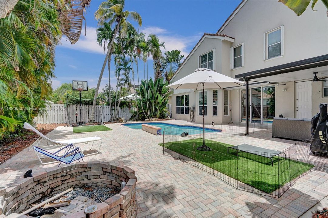 Recently Sold: $1,445,000 (6 beds, 3 baths, 2896 Square Feet)