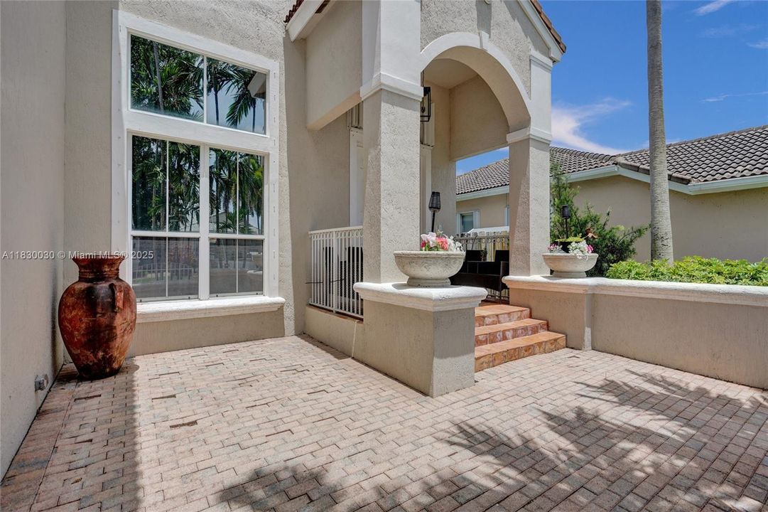 Recently Sold: $1,445,000 (6 beds, 3 baths, 2896 Square Feet)