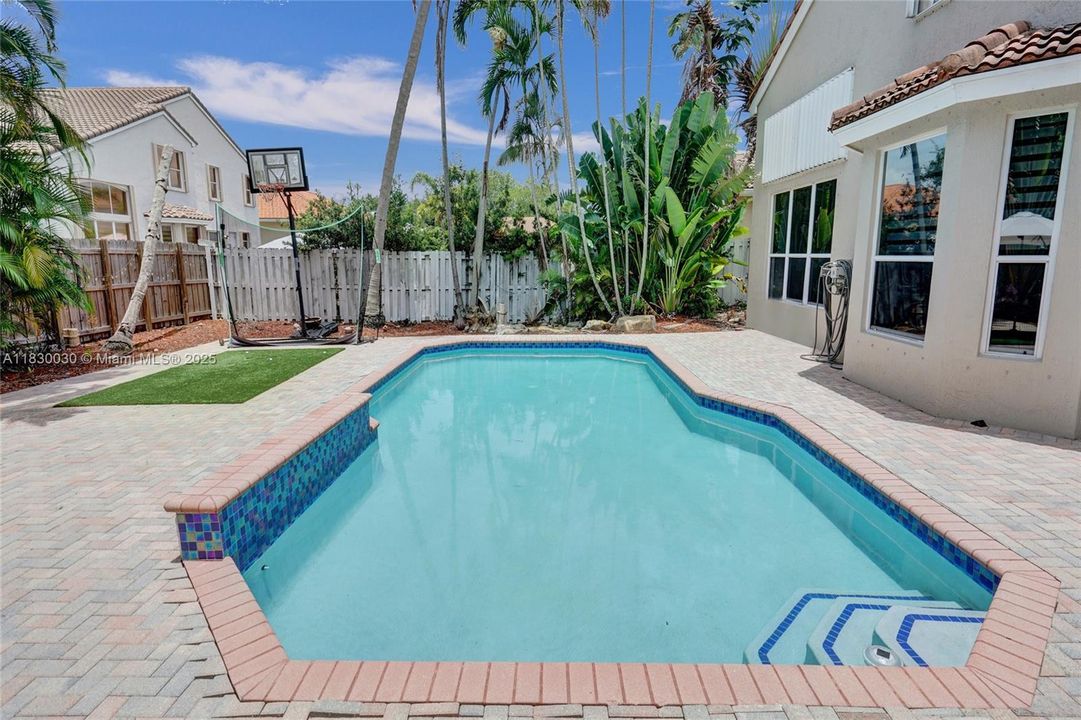 Recently Sold: $1,445,000 (6 beds, 3 baths, 2896 Square Feet)