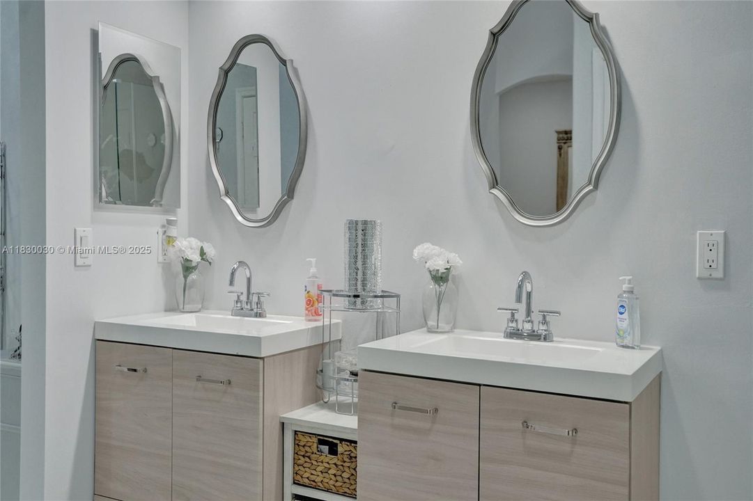 Recently Sold: $1,445,000 (6 beds, 3 baths, 2896 Square Feet)