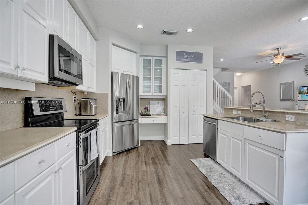 Recently Sold: $1,445,000 (6 beds, 3 baths, 2896 Square Feet)