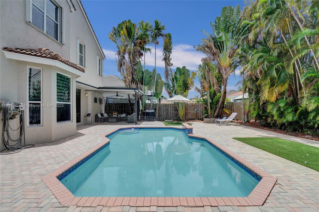 Recently Sold: $1,445,000 (6 beds, 3 baths, 2896 Square Feet)