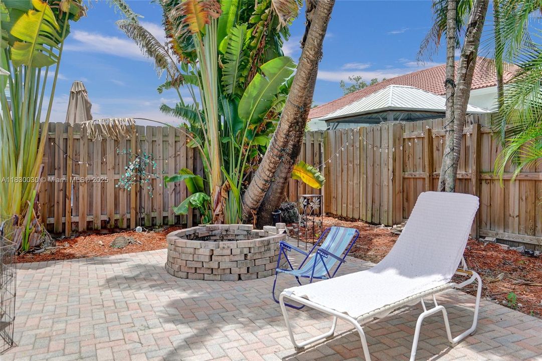 Recently Sold: $1,445,000 (6 beds, 3 baths, 2896 Square Feet)