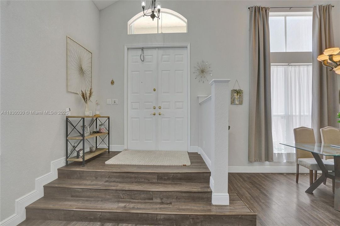 Recently Sold: $1,445,000 (6 beds, 3 baths, 2896 Square Feet)