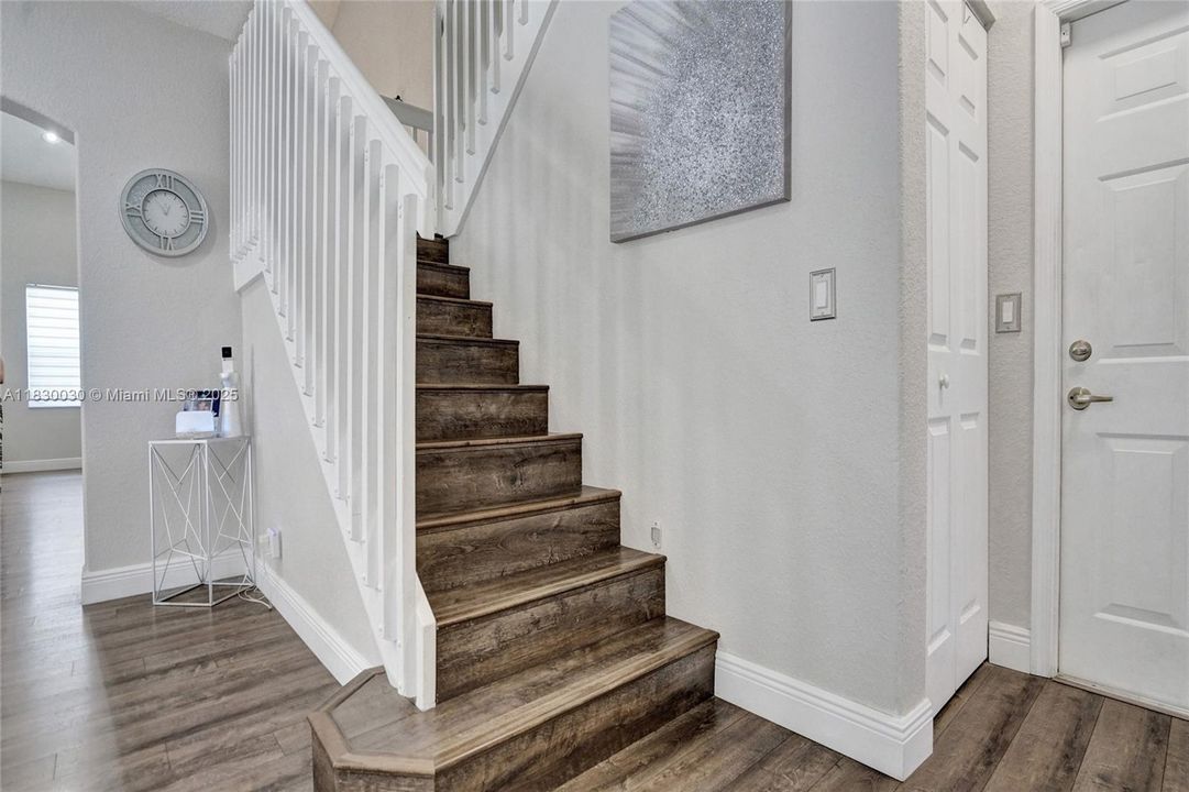 Recently Sold: $1,445,000 (6 beds, 3 baths, 2896 Square Feet)