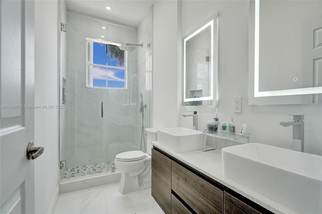 Recently Sold: $1,445,000 (6 beds, 3 baths, 2896 Square Feet)