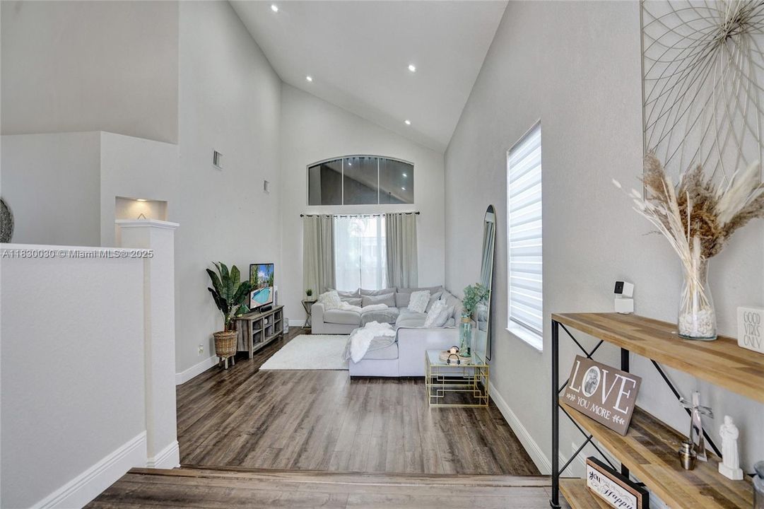 Recently Sold: $1,445,000 (6 beds, 3 baths, 2896 Square Feet)