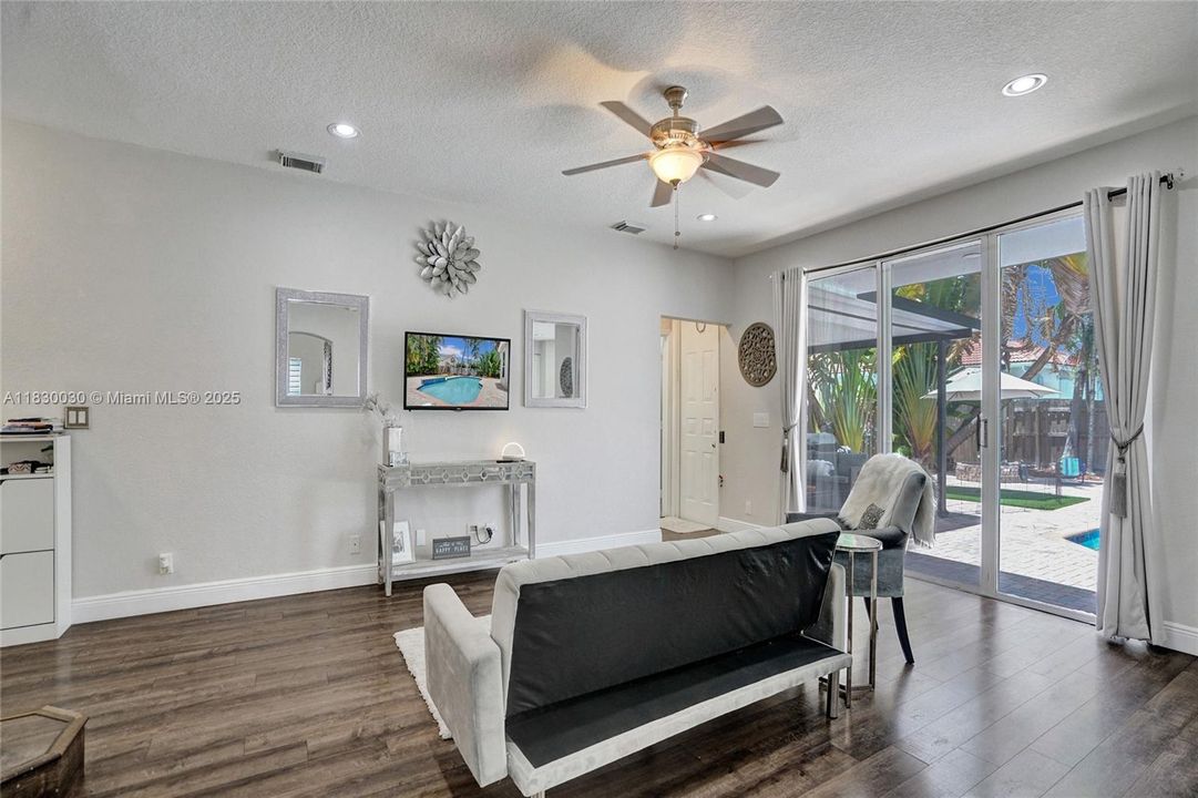 Recently Sold: $1,445,000 (6 beds, 3 baths, 2896 Square Feet)