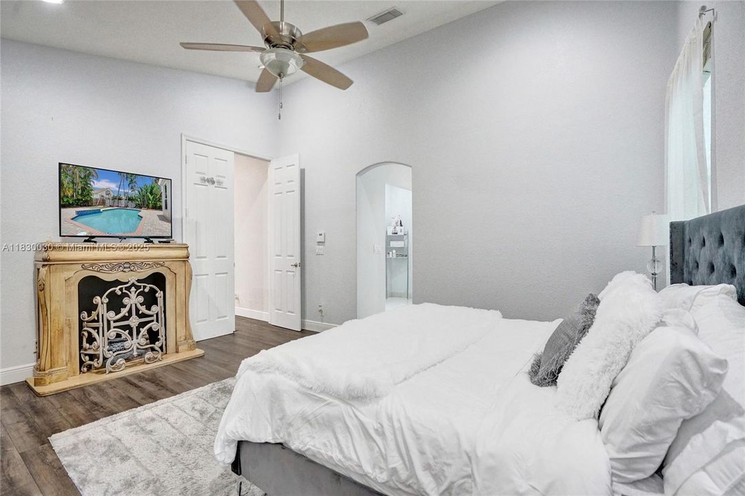 Recently Sold: $1,445,000 (6 beds, 3 baths, 2896 Square Feet)