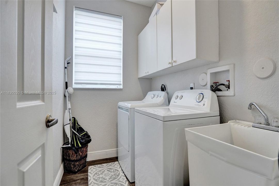 Recently Sold: $1,445,000 (6 beds, 3 baths, 2896 Square Feet)