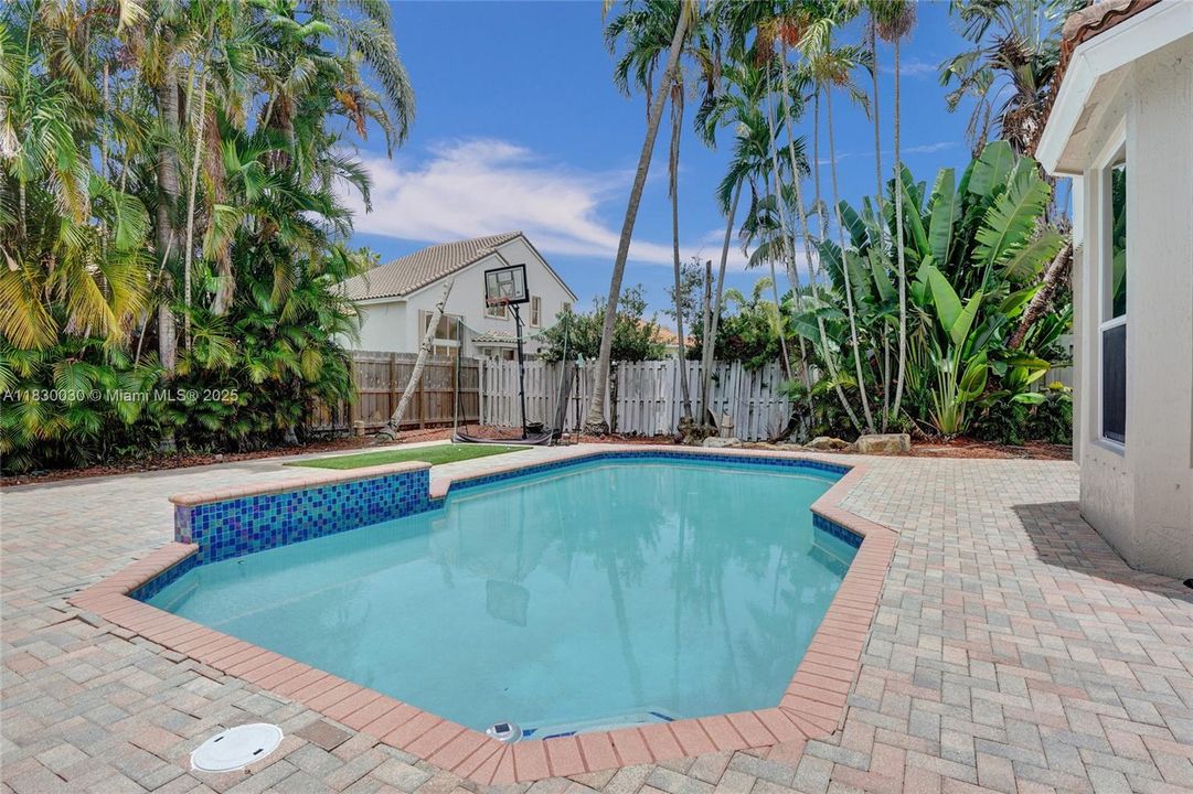 Recently Sold: $1,445,000 (6 beds, 3 baths, 2896 Square Feet)