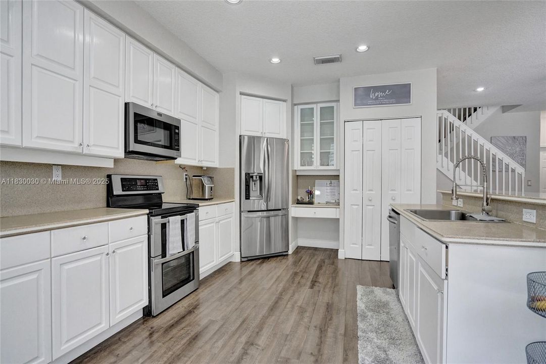 Recently Sold: $1,445,000 (6 beds, 3 baths, 2896 Square Feet)