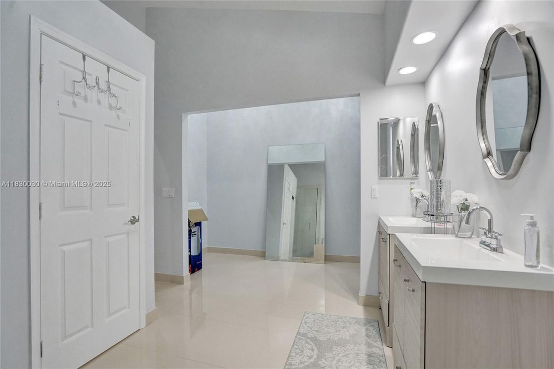 Recently Sold: $1,445,000 (6 beds, 3 baths, 2896 Square Feet)