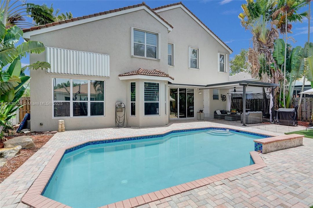 Recently Sold: $1,445,000 (6 beds, 3 baths, 2896 Square Feet)