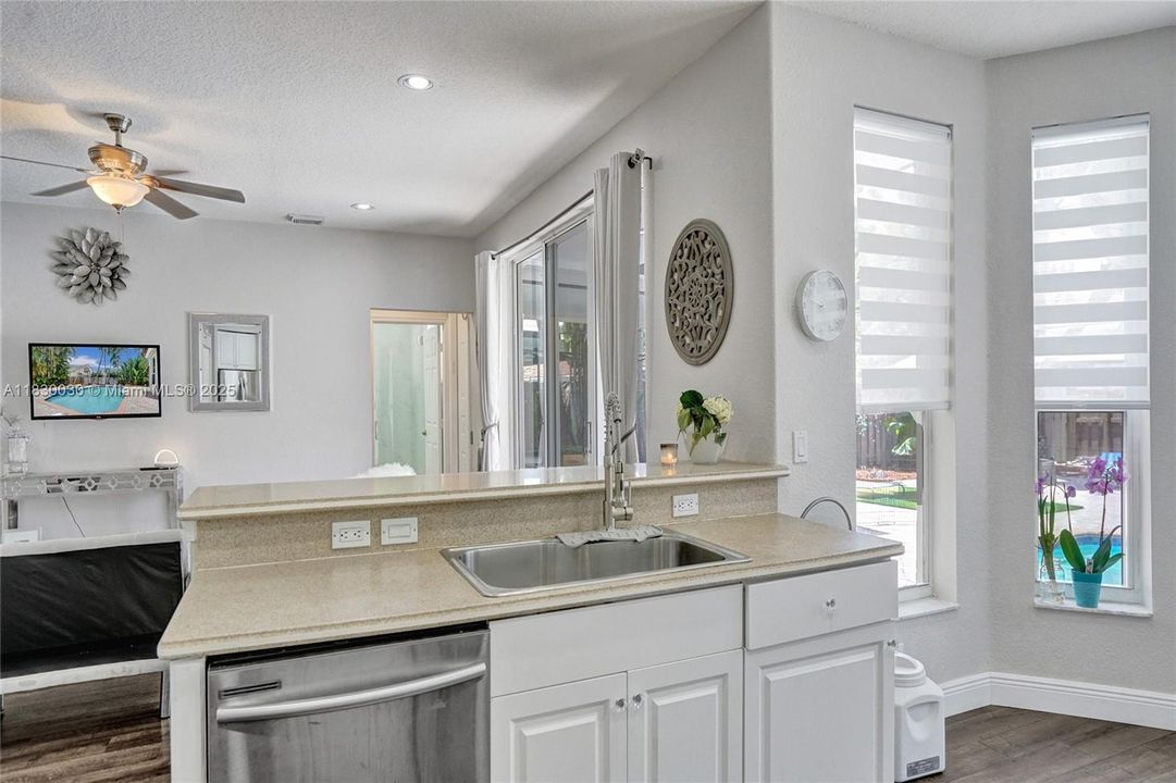 Recently Sold: $1,445,000 (6 beds, 3 baths, 2896 Square Feet)