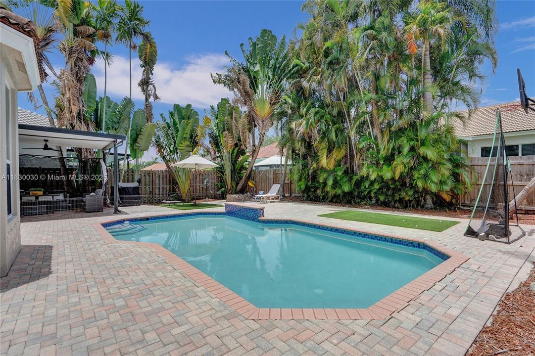 Recently Sold: $1,445,000 (6 beds, 3 baths, 2896 Square Feet)