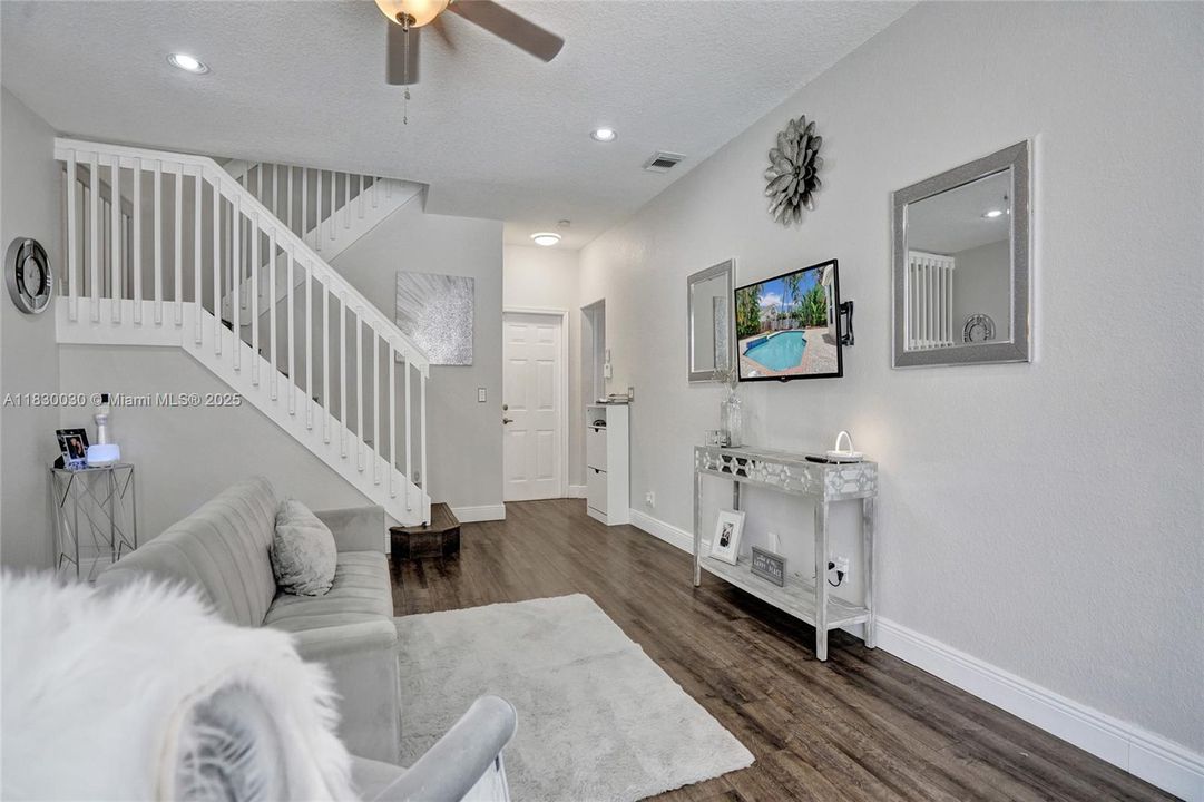 Recently Sold: $1,445,000 (6 beds, 3 baths, 2896 Square Feet)