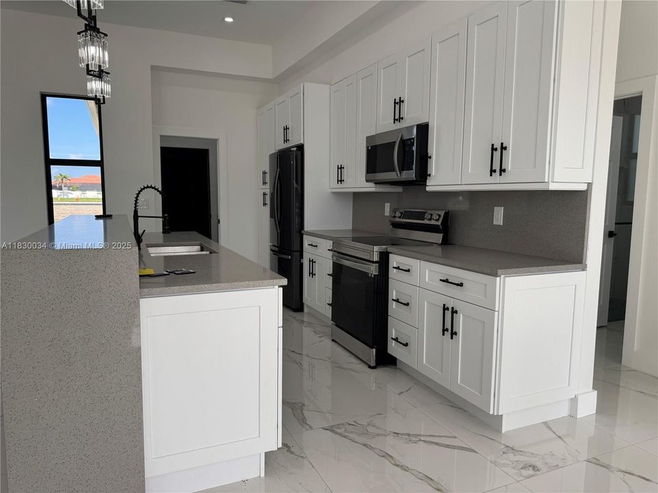 合同活跃: $398,000 (3 贝兹, 2 浴室, 0 平方英尺)