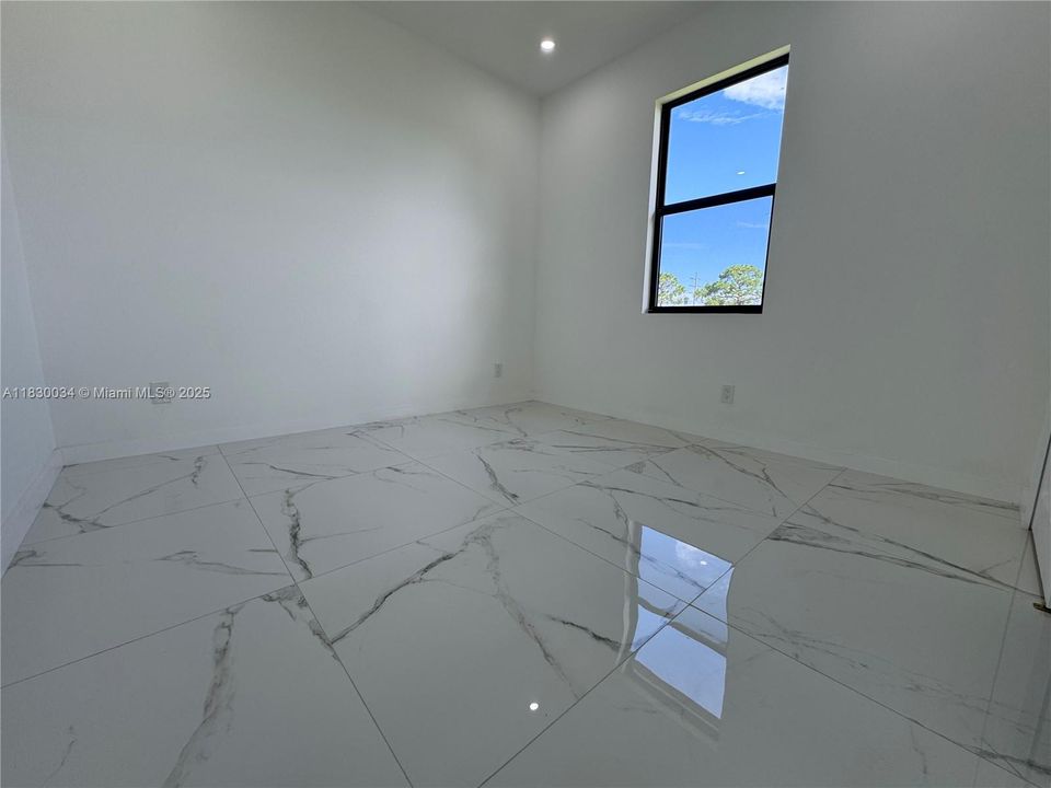 合同活跃: $398,000 (3 贝兹, 2 浴室, 0 平方英尺)