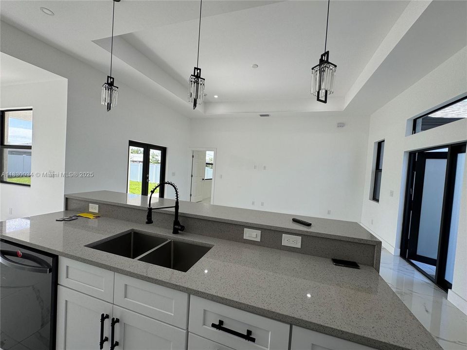 合同活跃: $398,000 (3 贝兹, 2 浴室, 0 平方英尺)