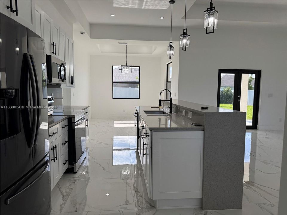 合同活跃: $398,000 (3 贝兹, 2 浴室, 0 平方英尺)