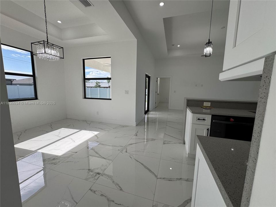 合同活跃: $398,000 (3 贝兹, 2 浴室, 0 平方英尺)