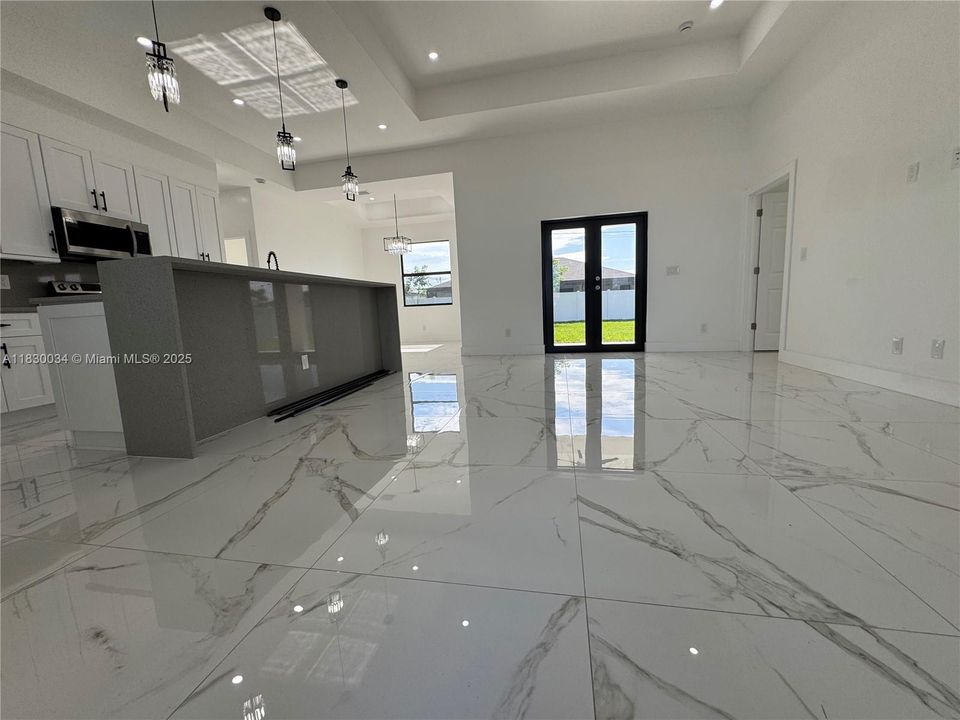 合同活跃: $398,000 (3 贝兹, 2 浴室, 0 平方英尺)