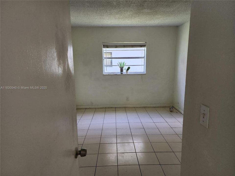 Active With Contract: $160,000 (1 beds, 1 baths, 480 Square Feet)