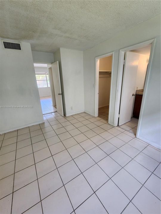 Active With Contract: $160,000 (1 beds, 1 baths, 480 Square Feet)