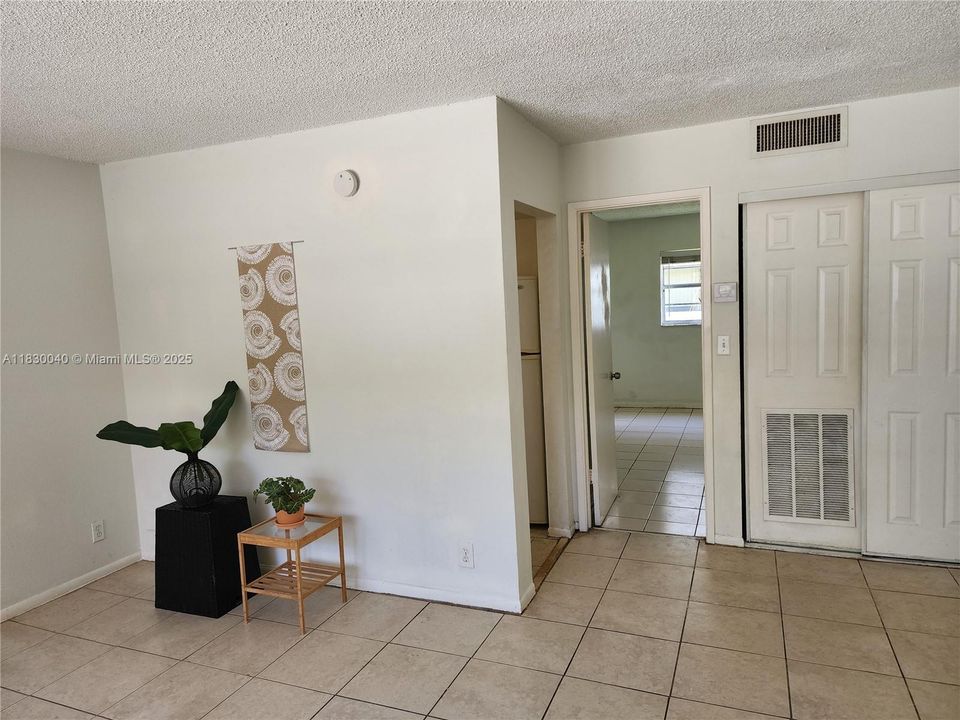 Active With Contract: $160,000 (1 beds, 1 baths, 480 Square Feet)