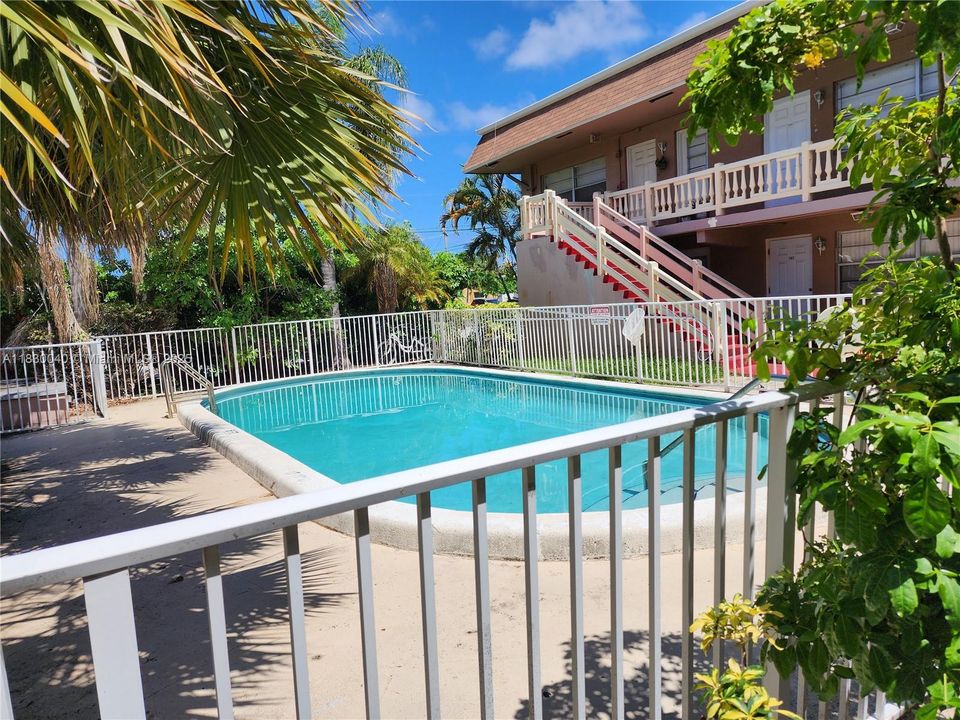 Active With Contract: $160,000 (1 beds, 1 baths, 480 Square Feet)