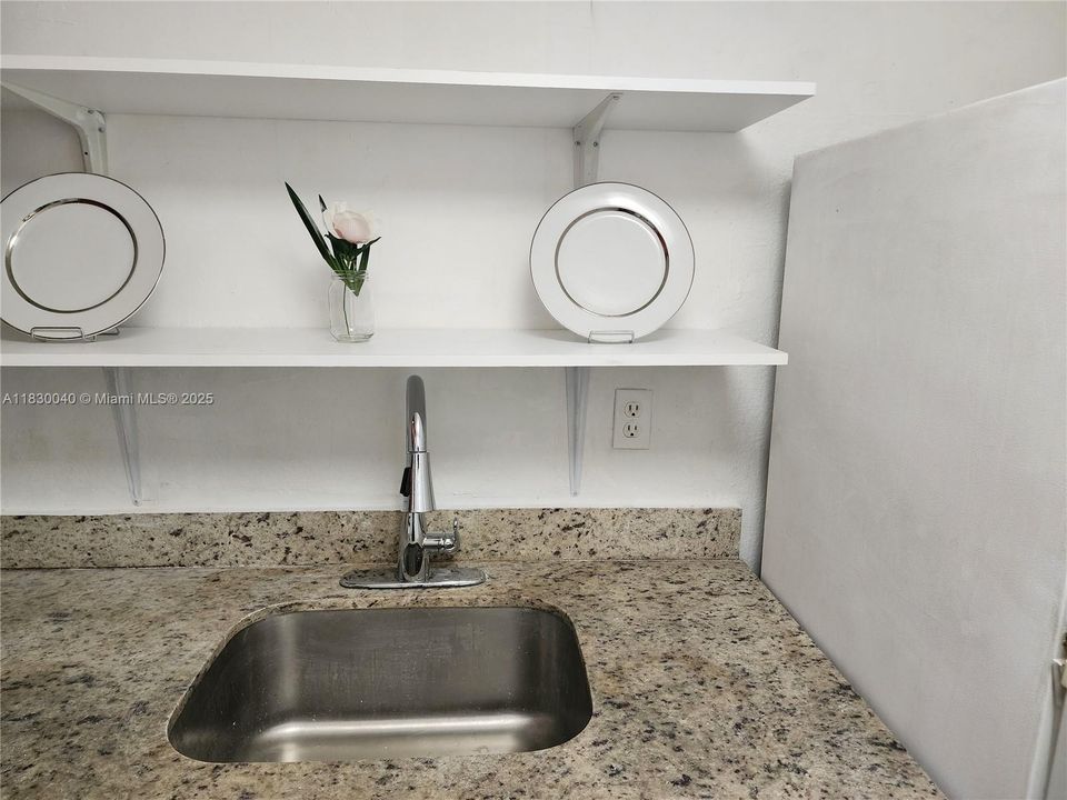 Active With Contract: $160,000 (1 beds, 1 baths, 480 Square Feet)