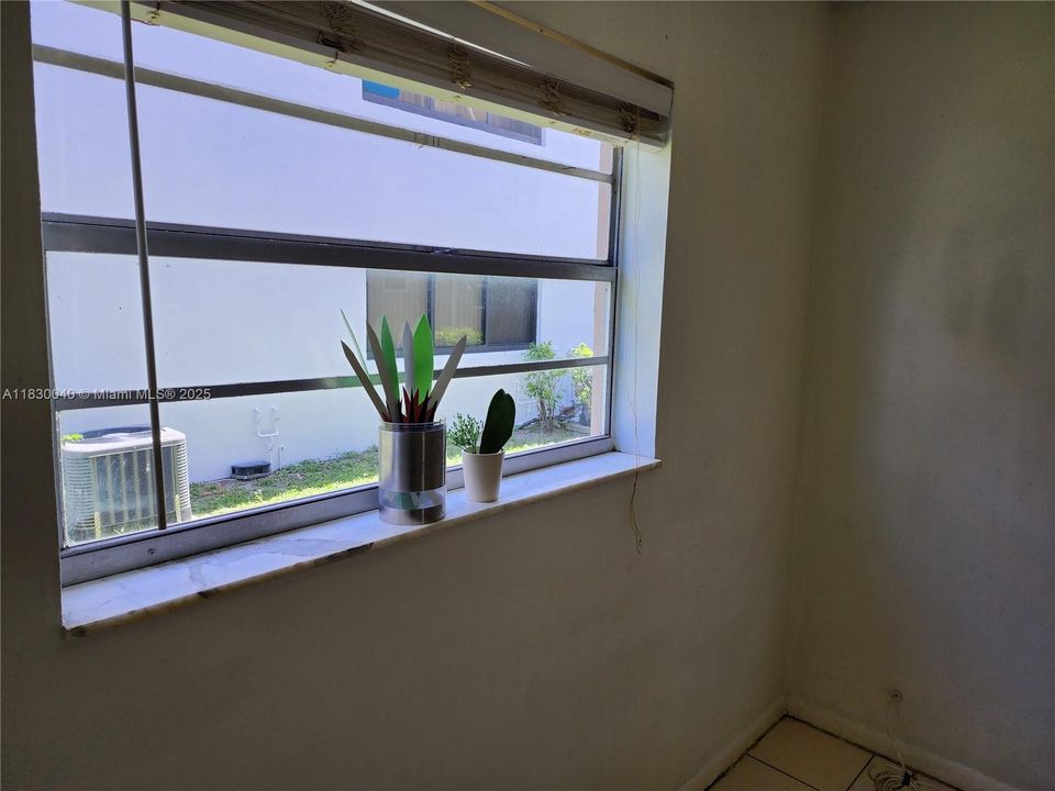 Active With Contract: $160,000 (1 beds, 1 baths, 480 Square Feet)