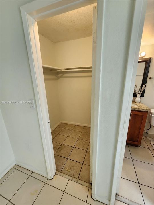 Active With Contract: $160,000 (1 beds, 1 baths, 480 Square Feet)
