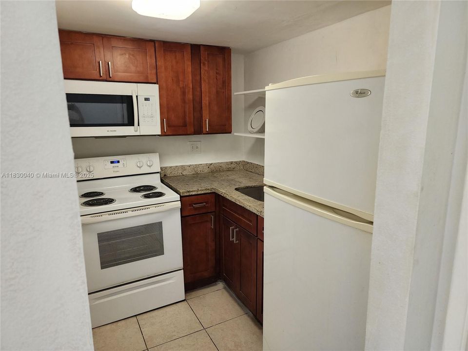 Active With Contract: $160,000 (1 beds, 1 baths, 480 Square Feet)