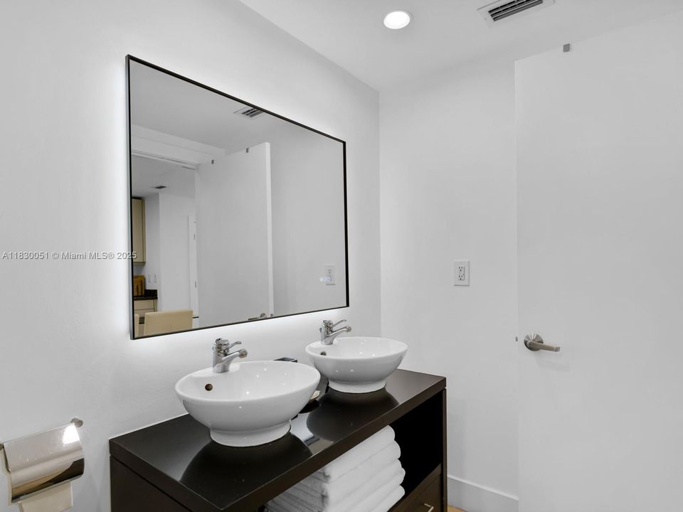 Active With Contract: $699,000 (0 beds, 1 baths, 760 Square Feet)