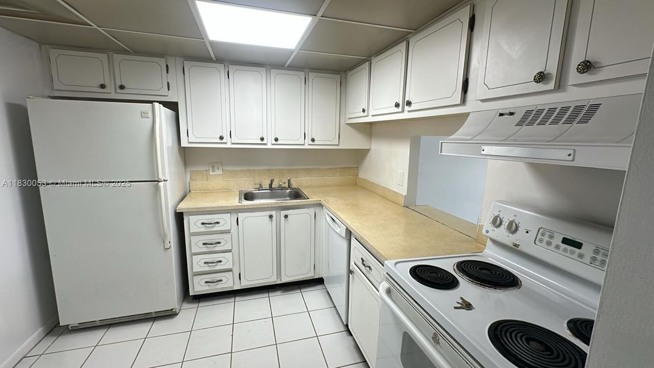 For Sale: $115,000 (1 beds, 1 baths, 704 Square Feet)