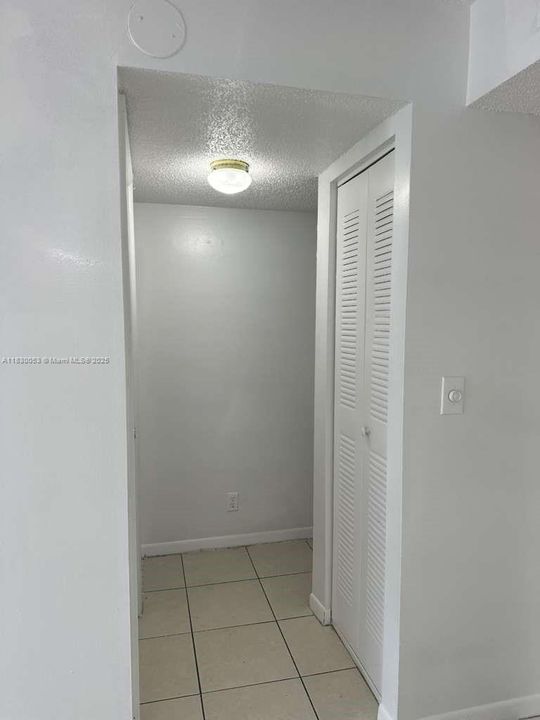 For Sale: $115,000 (1 beds, 1 baths, 704 Square Feet)