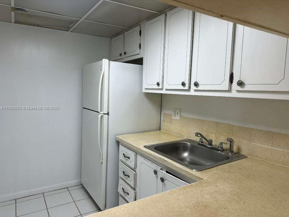 For Sale: $115,000 (1 beds, 1 baths, 704 Square Feet)
