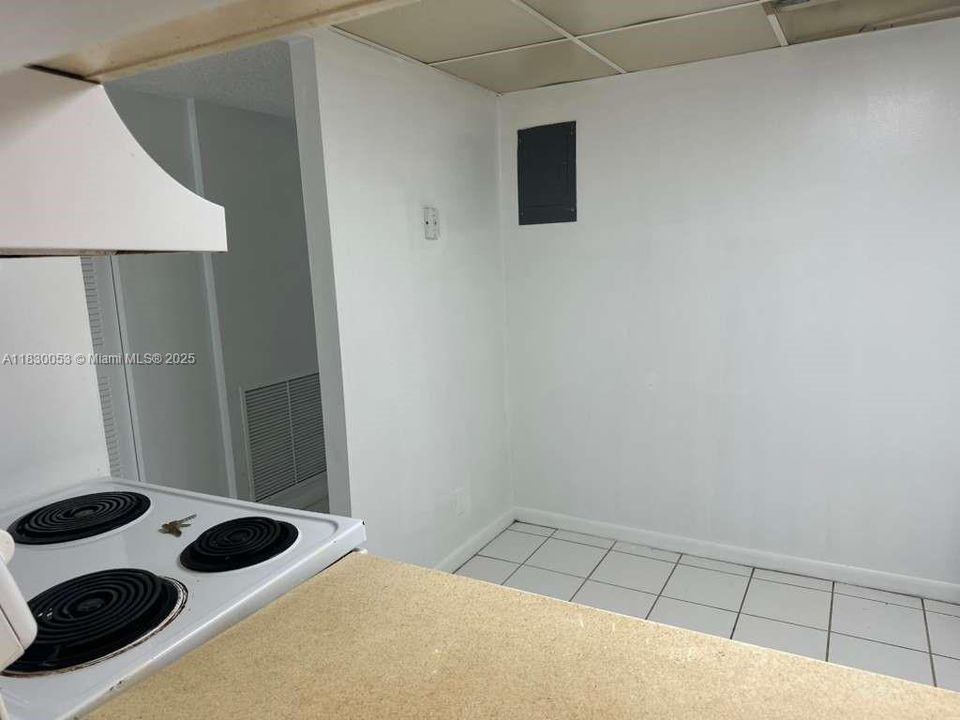 For Sale: $115,000 (1 beds, 1 baths, 704 Square Feet)