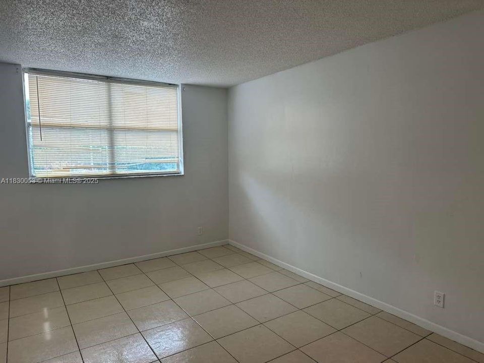 For Sale: $115,000 (1 beds, 1 baths, 704 Square Feet)