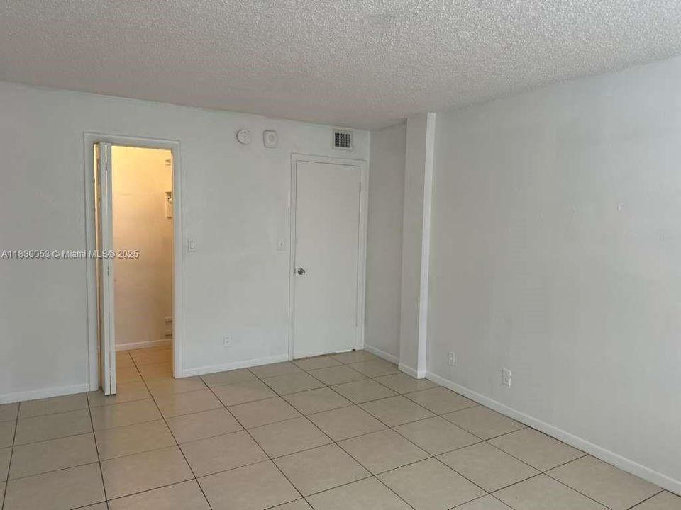 For Sale: $115,000 (1 beds, 1 baths, 704 Square Feet)