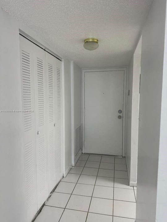 For Sale: $115,000 (1 beds, 1 baths, 704 Square Feet)