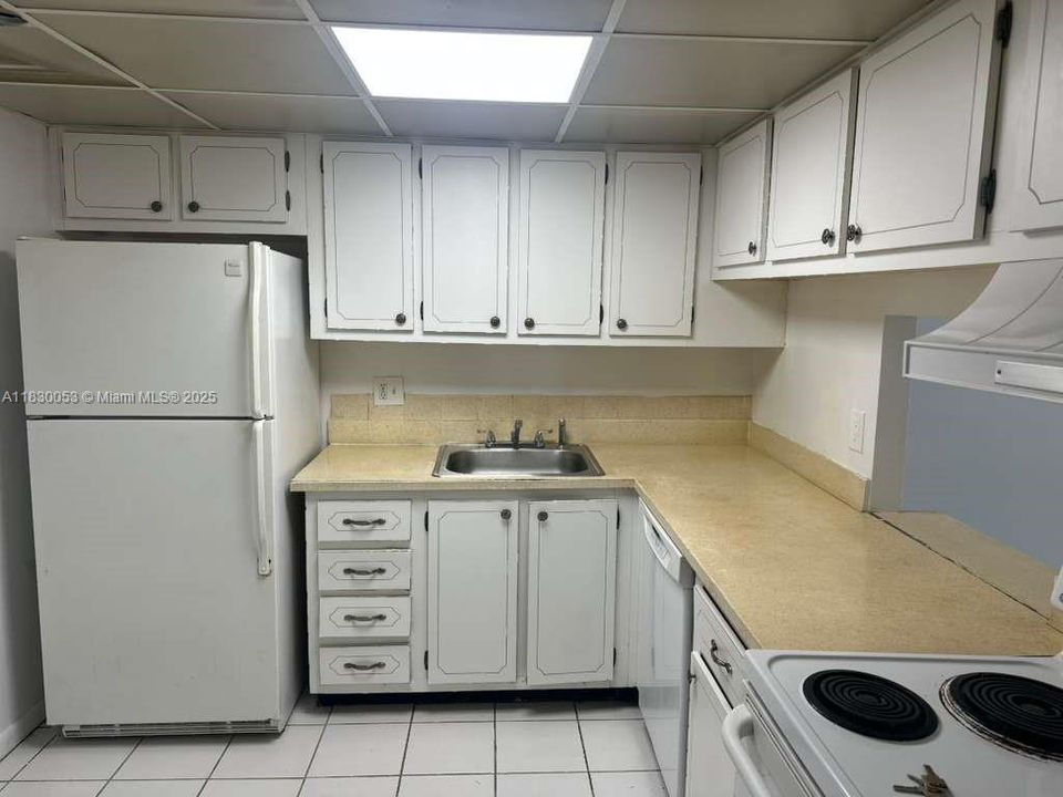 For Sale: $115,000 (1 beds, 1 baths, 704 Square Feet)
