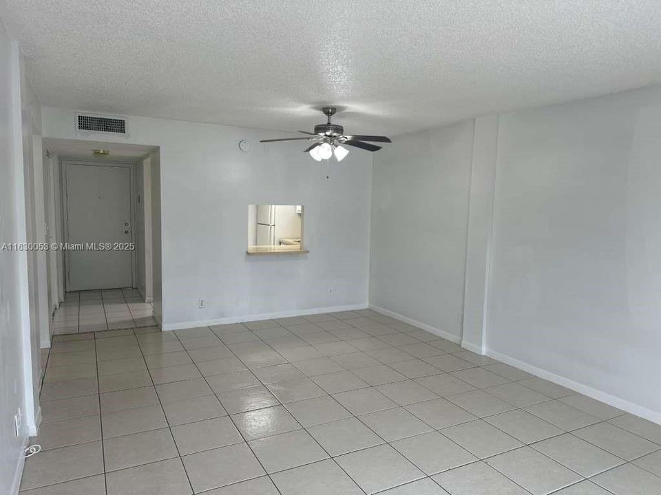 For Sale: $115,000 (1 beds, 1 baths, 704 Square Feet)