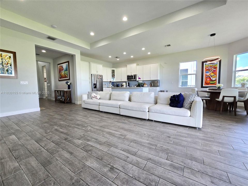 For Sale: $645,000 (3 beds, 2 baths, 1920 Square Feet)