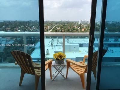 For Sale: $869,000 (2 beds, 2 baths, 1002 Square Feet)