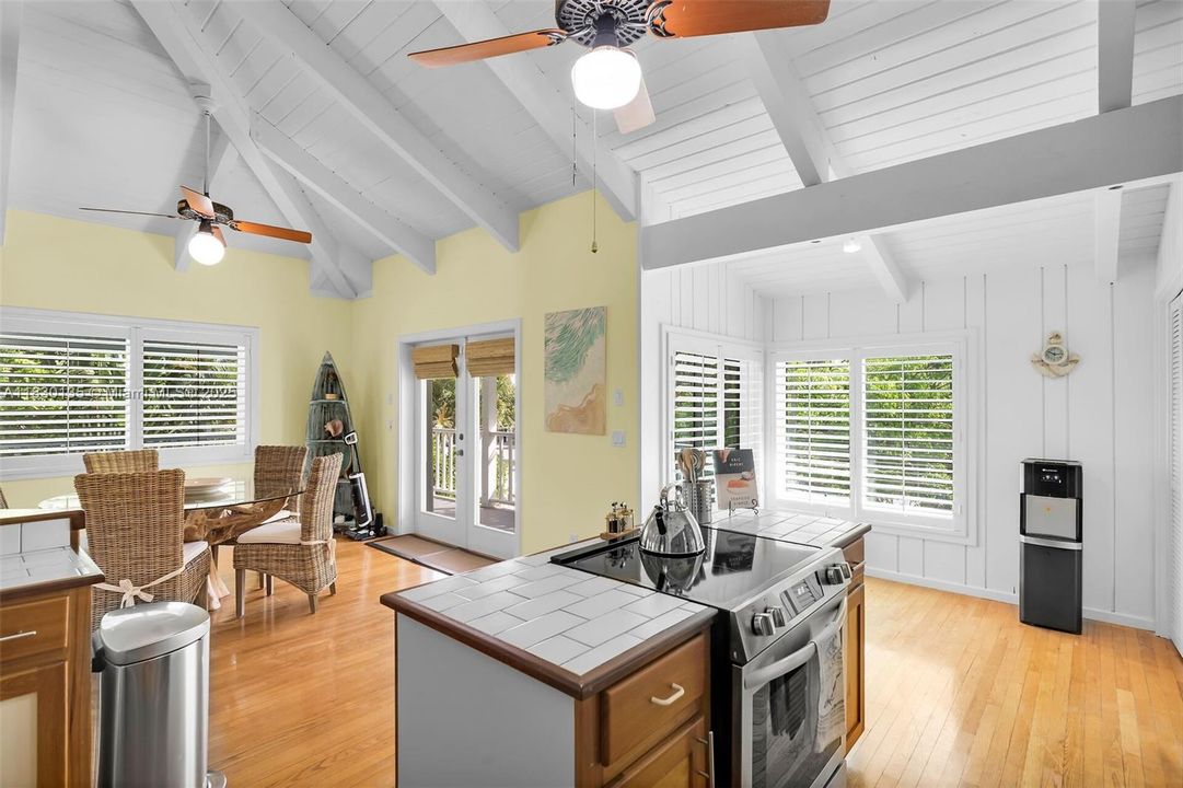 На продажу: $1,949,900 (3 спален, 2 ванн, 2159 Квадратных фут)