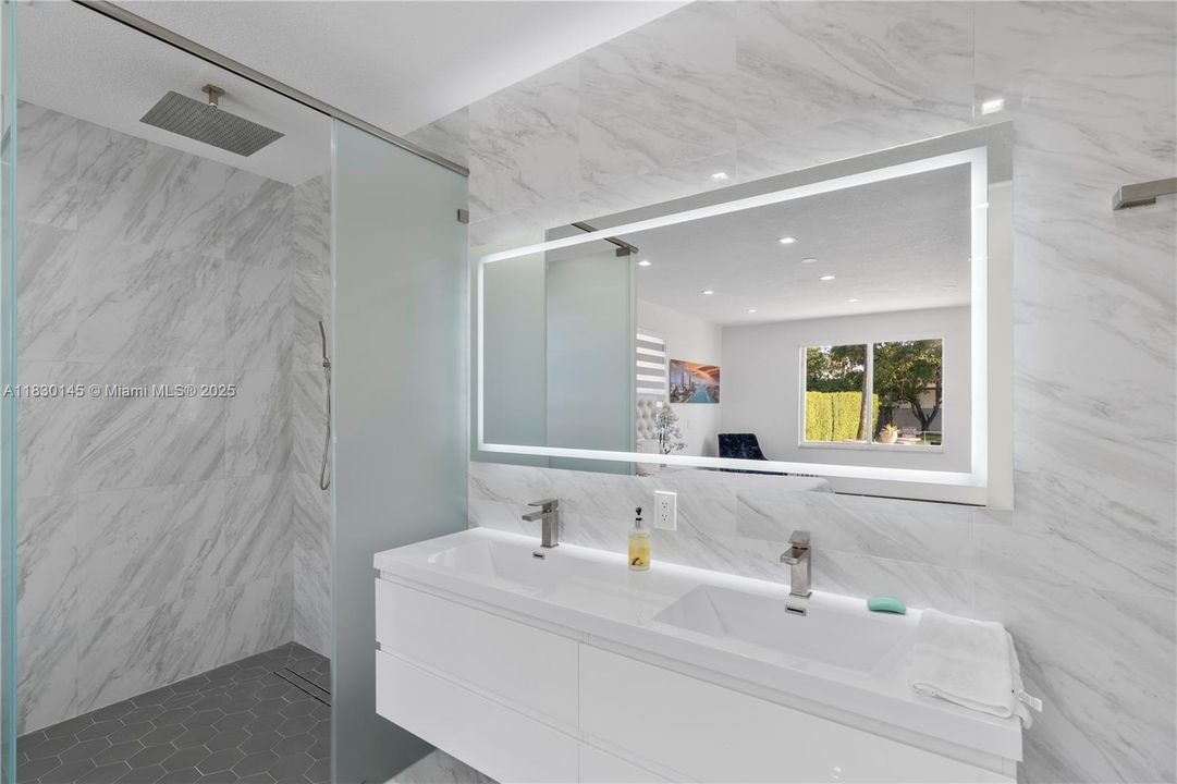 For Rent: $6,500 (5 beds, 4 baths, 4242 Square Feet)